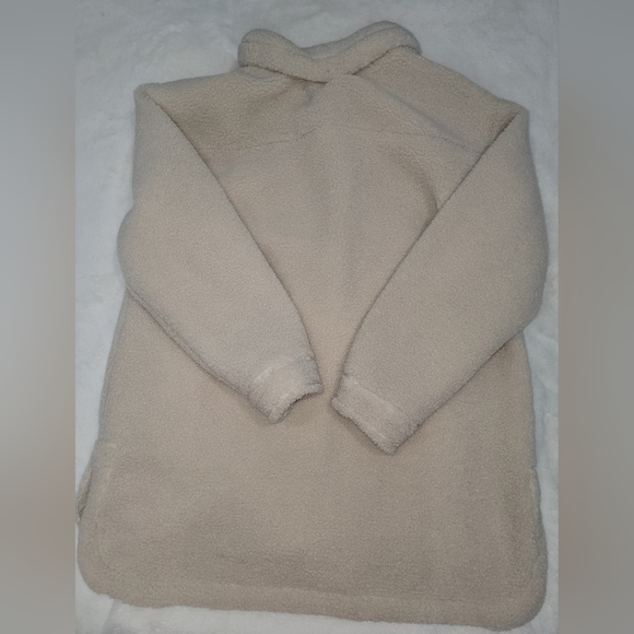 UGG Cream Puffer Jacket with Classic Design - Picture 6 of 12